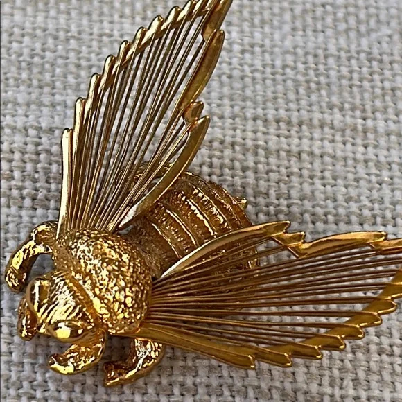 Vintage Monet, Gold tone bee brooch - Picture 2 of 5